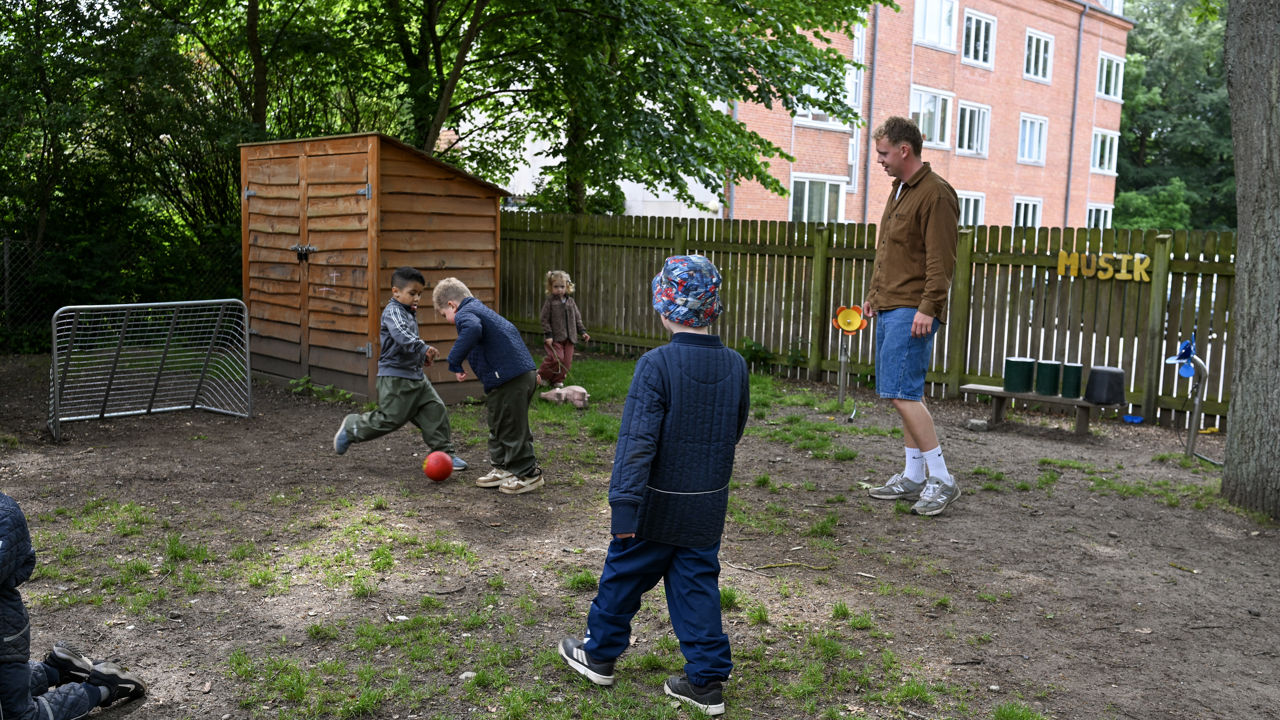 Voksen leger med børn udenfor