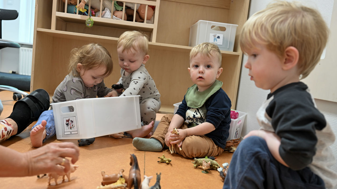 Børn leger med dyrefigurer